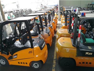 杭州叉車(chē)|玻璃行業(yè)，叉車(chē)串桿屬具卸貨實(shí)拍案例